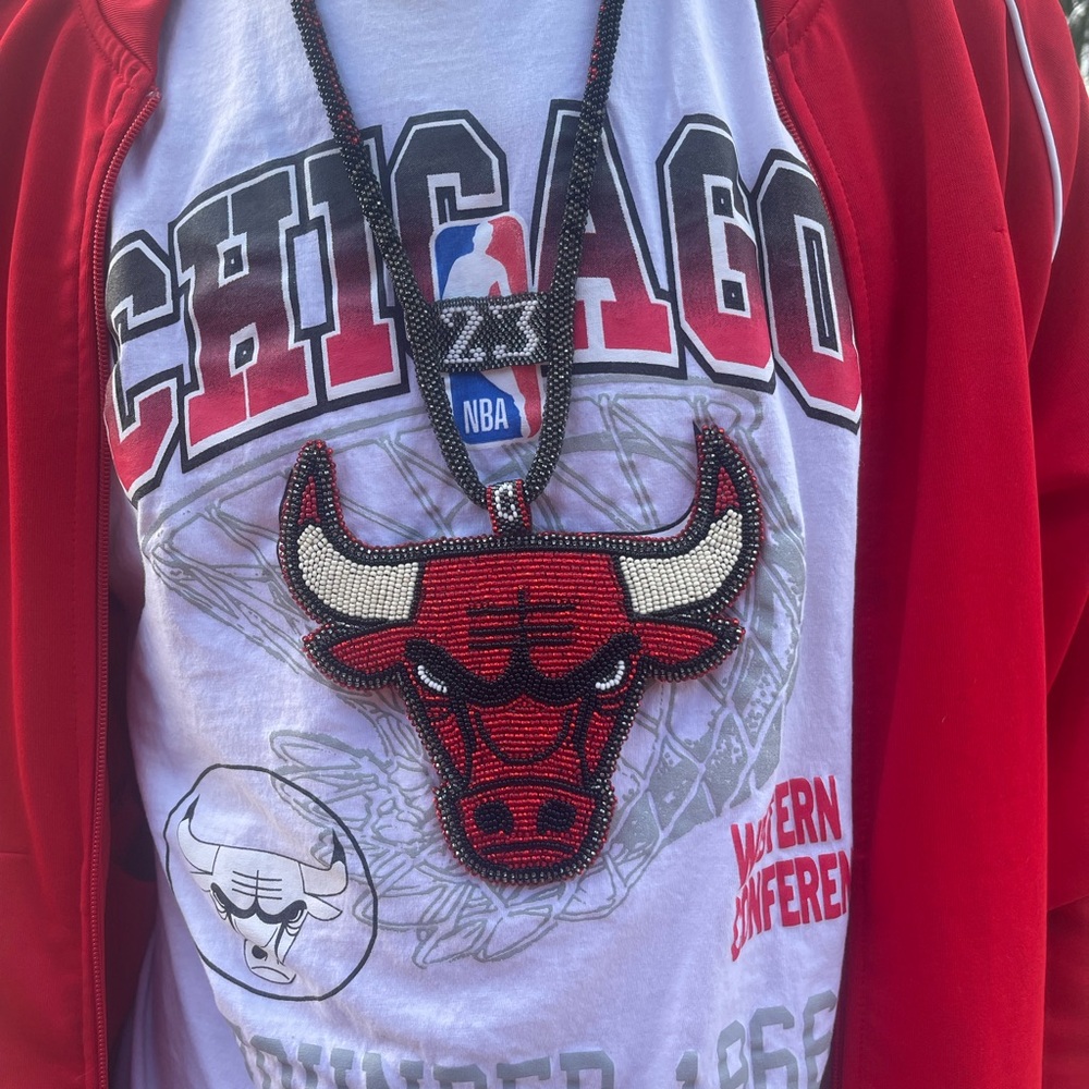 Handmade beaded black red and white Chicago bulls pendant - Picture 8 of 8